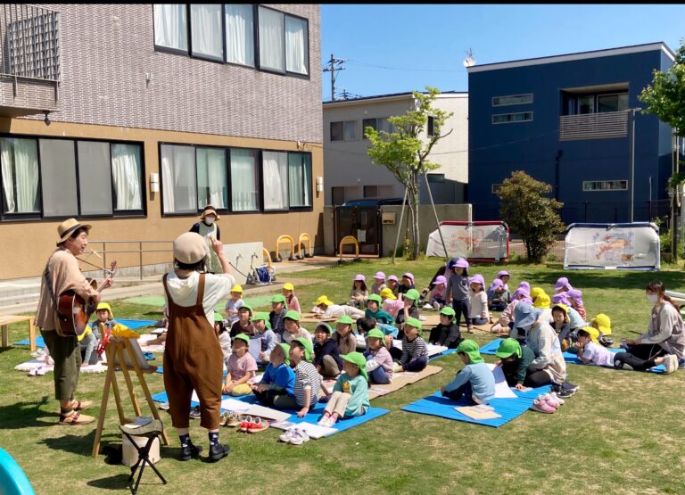 (3.4.5歳児)  楽しく、外でお絵描き🖼️