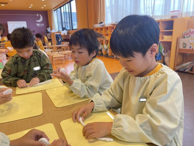 紙粘土で、なにつくる？（つき組５歳児）