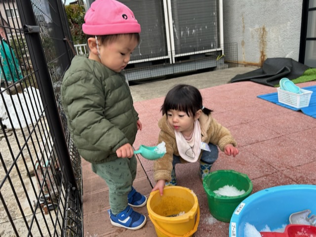 初めての雪あそび（0歳児すいか組）